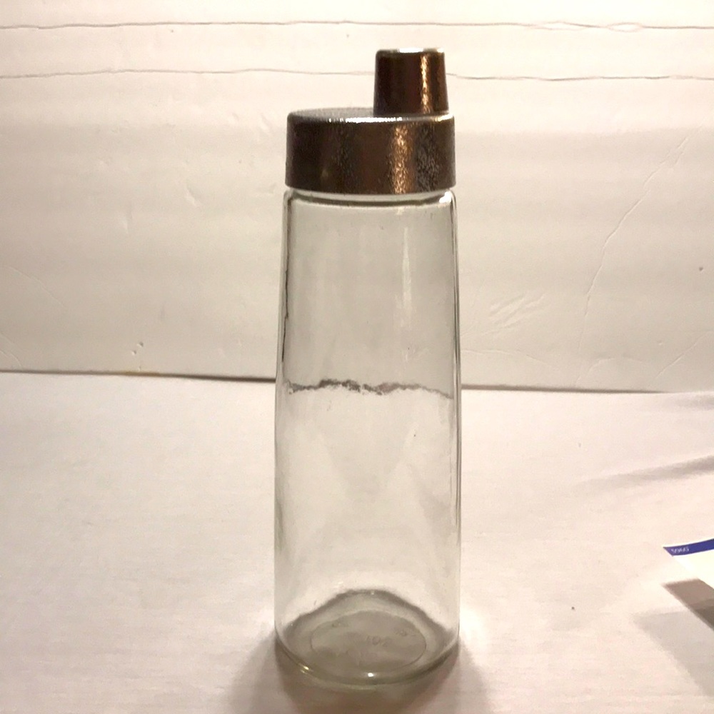 Anchor Hocking cocktail/ martini shaker.